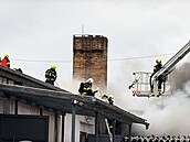 V Nehvizdech hoí prmyslová hala, hasii vyhlásili tetí stupe poplachu ( 22....