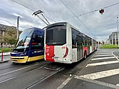 Autobusy PID mohou nov� mohou jezdit po tramvajovém pásu st�edem k�i�ovatky na...