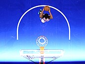 V. J. Edgecombe z Philadelphia 76ers pi smei.