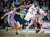 KeyShawn Feazell (6) z Nymburka mezi soupei z Alby Berlín