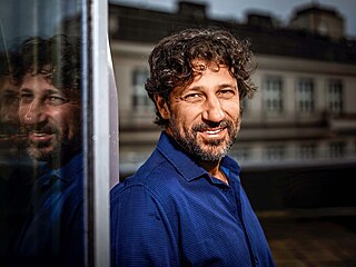 Svtov uznávaný imunolog profesor Jakub Abramson, který vede výzkumný tým v...