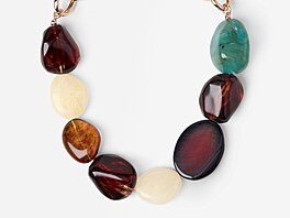 Náhrdelník s velkými kameny ozdobí svetr, rolák i bl�zu a spolehliv� p�itáhne...