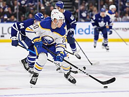 JIí Kulich z Buffala kontroluje puk.