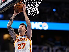 Vít Krej�í z Atlanty zakon�uje na ko� Orlanda.