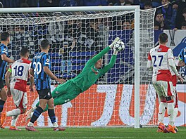 Mí� chytá Marco Carnesecchi v brance Atalanty.