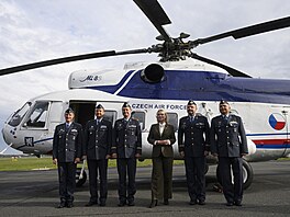 Ministryn� obrany Jan �ernochová uprost�ed a brigádní generál a velitel 24....