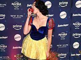 Za sexy sn�hurku se p�evlékla modelka Alexina Grahamová a nechala tak vyniknout...