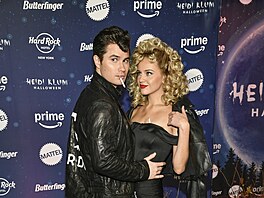 Za správnou dvojku z filmu Pomáda se p�evlékli herec Chase Stokes a zp�va�ka...