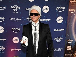 Jako návrhá� Karl Lagerfeld se ukázal moderátor Jonathan Cheban. A nezapomn�l...