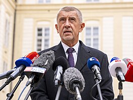 Pedseda hnutí ANO Andrej Babi pijel na Hrad, kde hovoil s prezidentem...