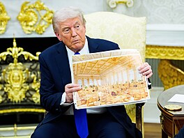 Prezident Spojených stát� Donald Trump dr�í vizualizace tane�ního sálu Bílého...