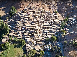 Vede sem jen klikatá nezpevn�ná cesta, která se z údolí podél rozvodn�ných �ek...