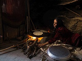 Za proh�átou st�nou kuchyn�, hloub�ji do svahu, se nacházejí dva dal�í pokoje....