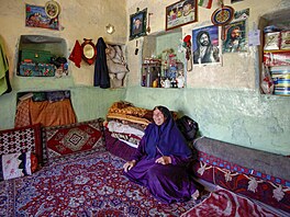 Hned za vstupem se nachází �spole�enská� místnost, která je je�t� prosv�tlená...