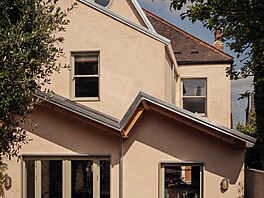 �e�ení po�ítalo s tím, �e p�vodní fasáda domu sm�rem do ulice z�stane vícemén�...