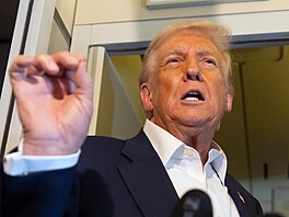Prezident Donald Trump hovoí s novinái na palub letadla Air Force One bhem...