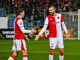 Slávisté Provod (vlevo) a Chorý se radují ze vst�elené branky.