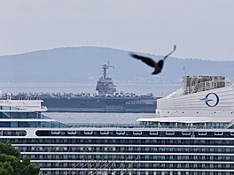 Nejv�t�í letadlová lo� sv�ta kotví v chorvatském Splitu. (21. �íjna 2025)