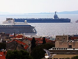 Nejv�t�í letadlová lo� sv�ta kotví v chorvatském Splitu. (21. �íjna 2025)