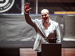 Bývalý hokejový obránce Franti�ek Ptá�ek zdraví diváky p�i svém vstupu do...