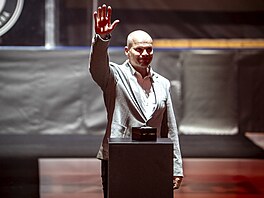 Bývalý hokejový obránce Franti�ek Ptá�ek zdraví diváky p�i svém vstupu do...