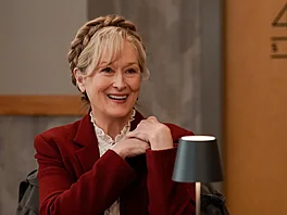 Meryl Streepová v seriálu Jen vra�dy v budov� (2025)