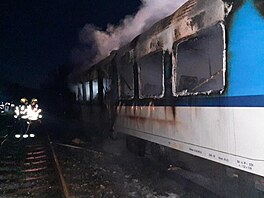 Poár vagonu osobního vlaku zastavil ráno provoz na trati mezi Nesovicemi a...