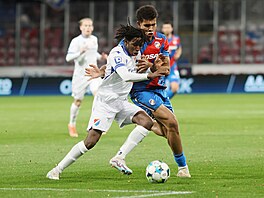 Christophe Kabongo (vpravo) bránící Abdullahio Bewenea z Baníku Ostrava.