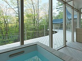 Velká okna usnad�ují plynulý p�echod mezi vnit�ním a vn�j�ím prostorem a...