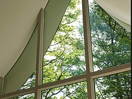 Velká okna usnad�ují plynulý p�echod mezi vnit�ním a vn�j�ím prostorem a...