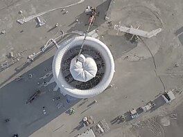 Turbína p�ipomíná vzducholo�, m��í vý�ku t�ináctipatrové budovy a délku...