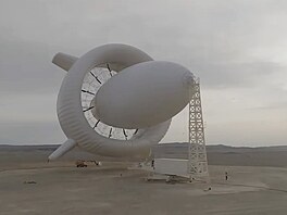 Dvanáct generátor� p�ená�í vyrobenou elekt�inu pomocí kotevních kabel�.