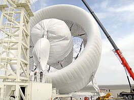Ve srovnání s tradi�ními v�trnými turbínami na pevnin� nevy�aduje vzdu�ný...