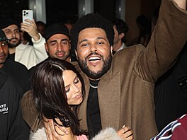 V roce 2010 za�al anonymn� nahrávat temné a emotivní skladby na YouTube.