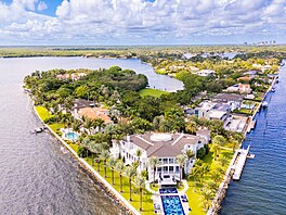 18metrový nekone�ný bazén má dno zdobené mozaikou, která napodobuje...