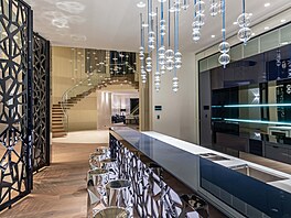 D�m má krom� jiného osm lo�nic, dev�t koupelen, dv� toalety pro hosty, mediální...