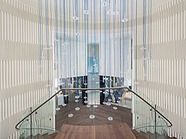 Výrazným prvkem je ohromující svítidlo vyrobené ze zav�ených krystal�. 