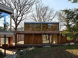 Stavba je otevena na terasu a do údolí posuvnými okny, proti stávajícímu...