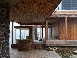 S pvodním domem jej propojuje krytá terasa se starým dubem.