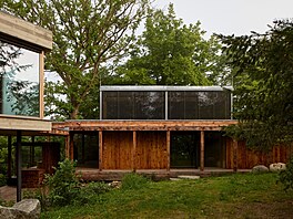 Smrem do zahrady byl navren krytý ochoz.