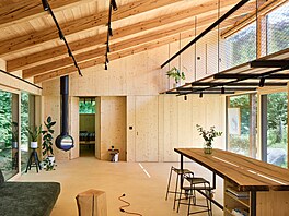 Na skalnatém svahu nad Sázavou stojí rodinný dm z poátku 20. století a visutá...