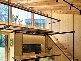 Konstrukce kombinuje ocelový rám a devostavbu, která byla provedena svépomocí.