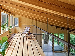 Do ateliéru je vloena jednoduchá visutá galerie.