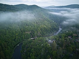 Nový objekt architekti umístili na pomezí zahrady a lesa s respektem k tvaru...