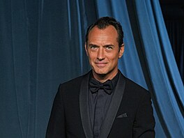 Jude Law na Academy Museum Gala v Los Angeles (18. �íjna 2025)