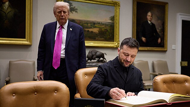 Americk� prezident Donald Trump a jeho ukrajinsk� prot�j�ek Volodymyr Zelenskyj p�i setk�n� v B�l�m dom� (17. ��jna 2025)