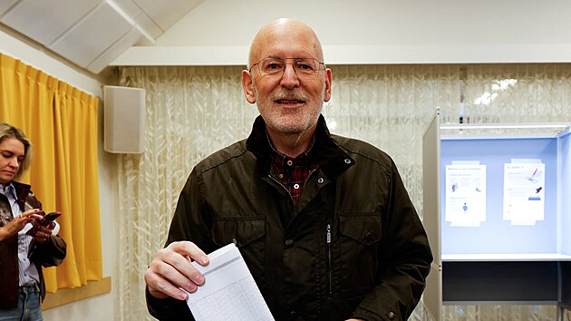 L�dr koalice GroenLinks-PvdA Frans Timmermans hlasuje v Maastrichtu. (29. ��jna 2025)