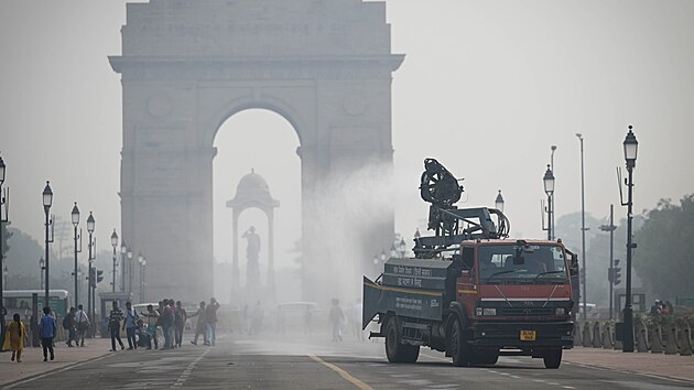 Indov� nasadili v ulic�ch Dill� i mobiln� protismogov� d�la. (20. ��jna 2025)