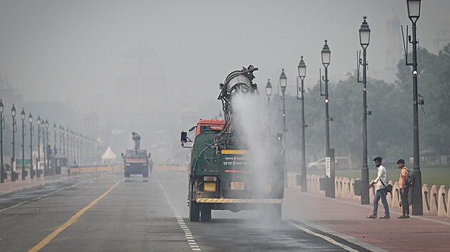 Indov� nasadili v ulic�ch Dill� i mobiln� protismogov� d�la. (20. ��jna 2025)