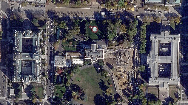 V�chodn� k��dlo B�l�ho domu po demolici na satelitn�m sn�mku Planet Labs (23. ��jna 2025)